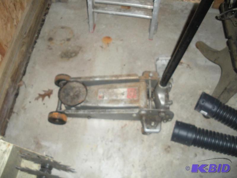 lot 013 image: Floor Jack (2 12 Ton)