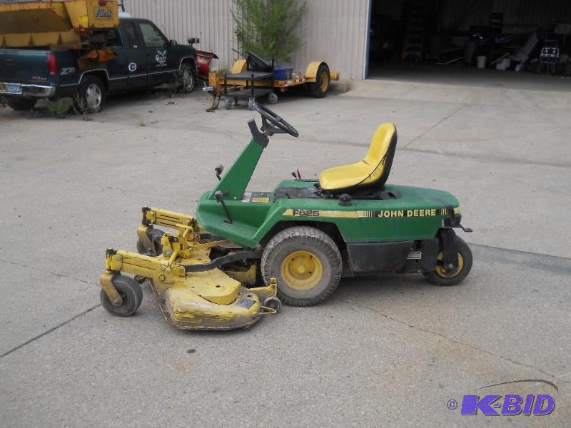 lot 12 image: John Deere F525 Riding Lawnmower