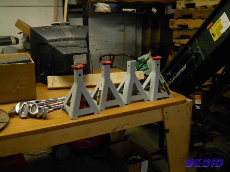 lot 16 image: 4 Jack Stands