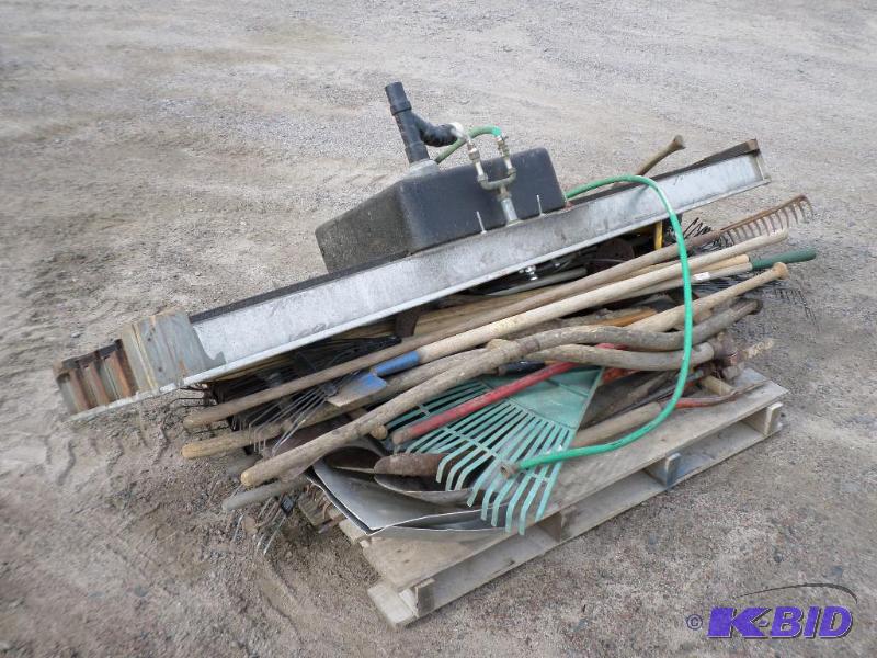 lot 28 image: Pallet Lot Large Selection Of Hand Tools, 6f...