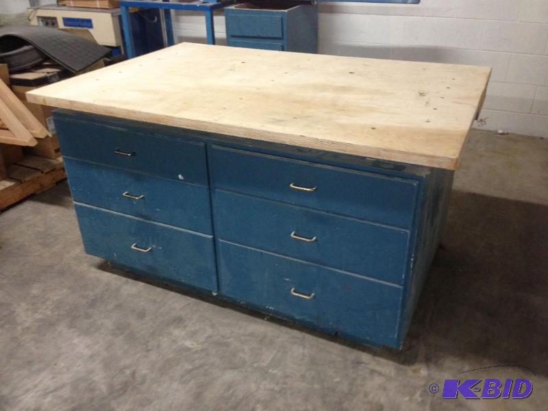 lot 19 image: Workbench Table