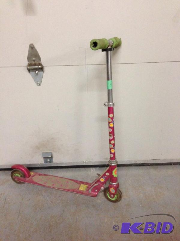 lot 51 image: Barbie Scooter