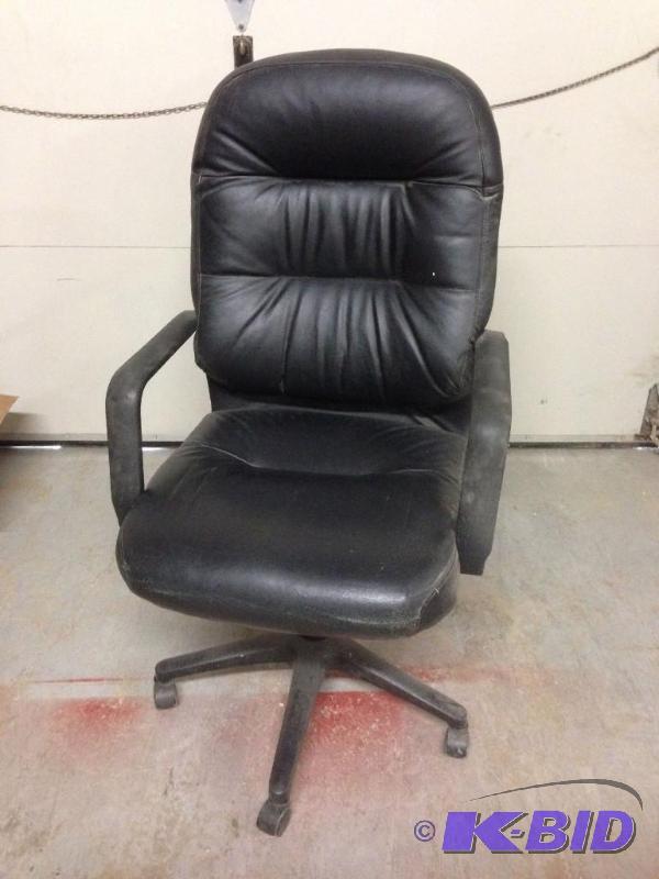 lot 54 image: Black office chair