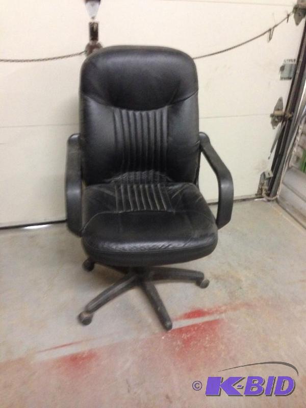 lot 55 image: Black office Chair