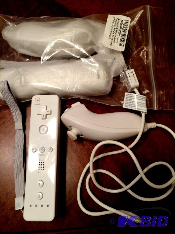 4 New Nintendo Wii Remote and Nunchuck Controller Combo White (Bulk Packaging) by Gator Crunch