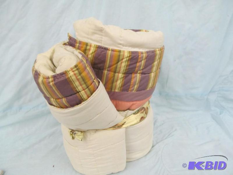 lot 2 image: Quilt