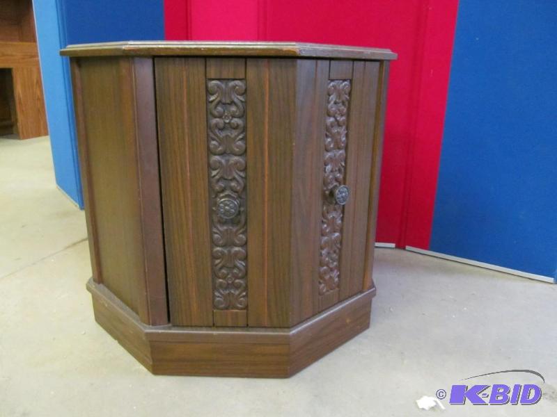 lot 258 image: End Table