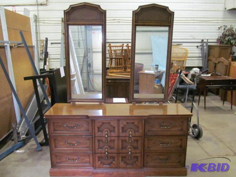 lot 263 image: Dresser