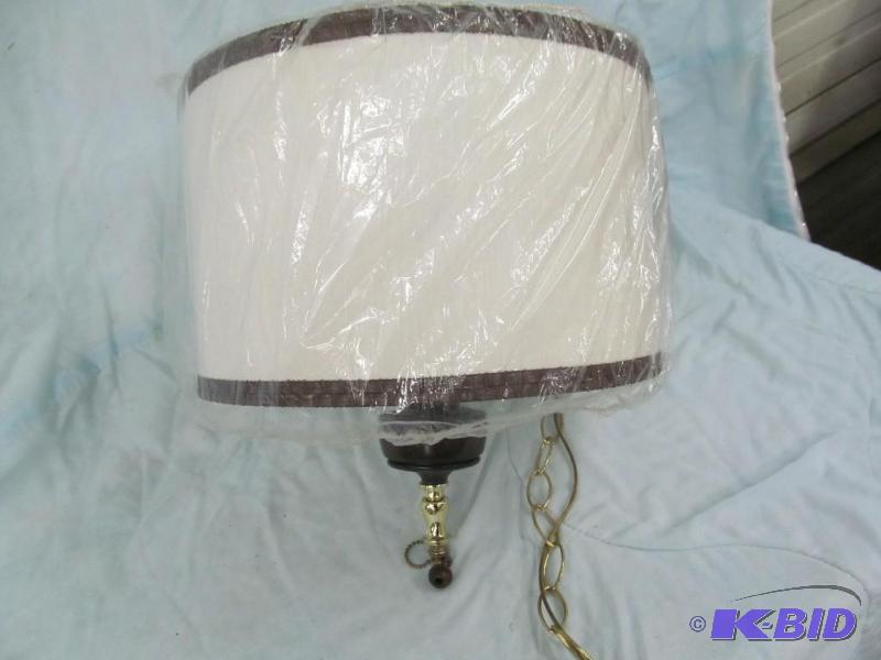 lot 4 image: Light