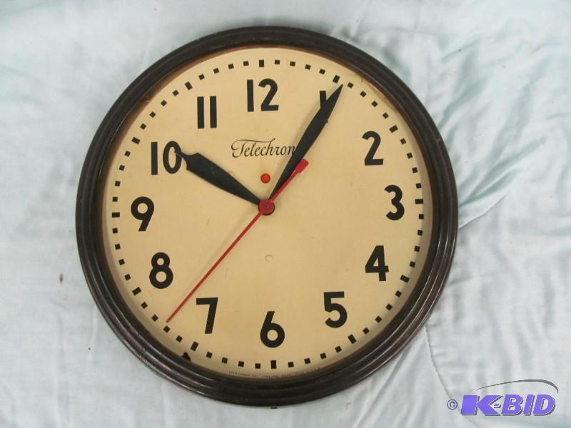 lot 8 image: Clock