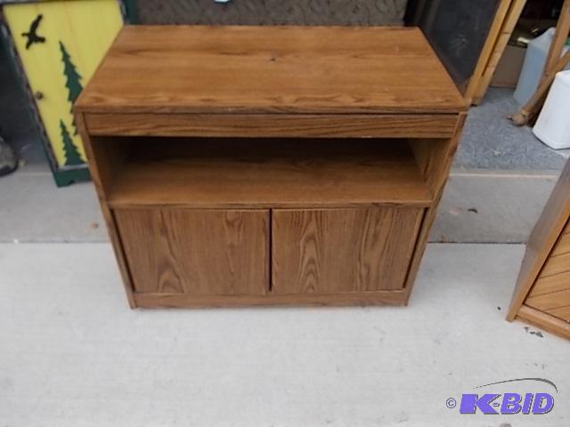 lot 100 image: Rolling Swivel Top TV Stand 30x16x25...
