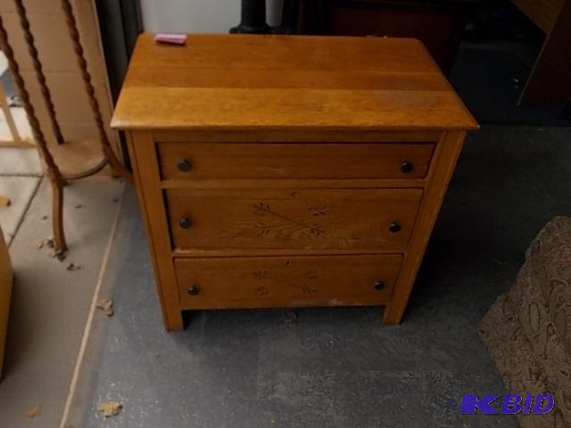 lot 102 image: Oak 3-Drawer Spoon Carved Dresser...