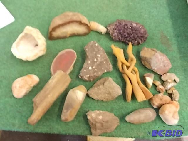 lot 14 image: Box Lot Lapidary Related, Amethyst, Agates, O...