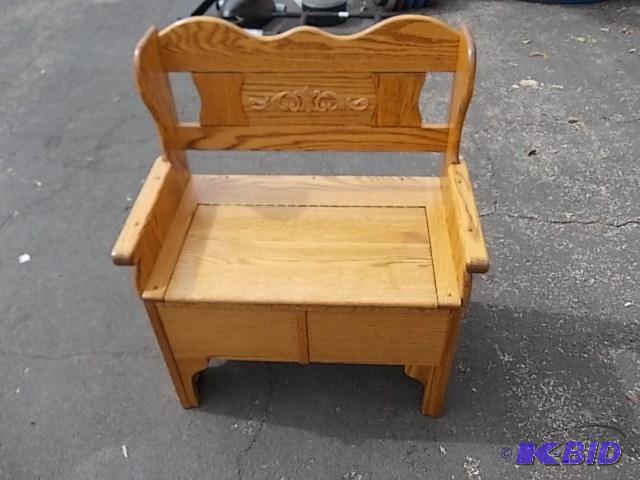 lot 68 image: Entry Way Storage Bench Solid Oak 27 x 16 x 3...