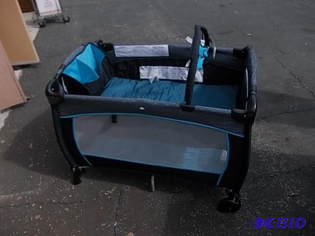 lot 85 image: Evenflo Porta&nbspCrib With Bassinet&nbspIn...