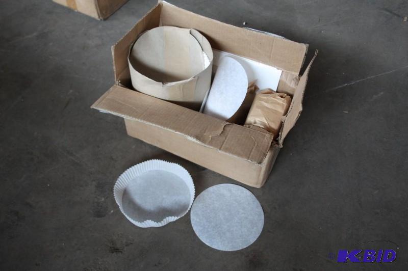 lot 105 image: Box of parchment bakery cups....