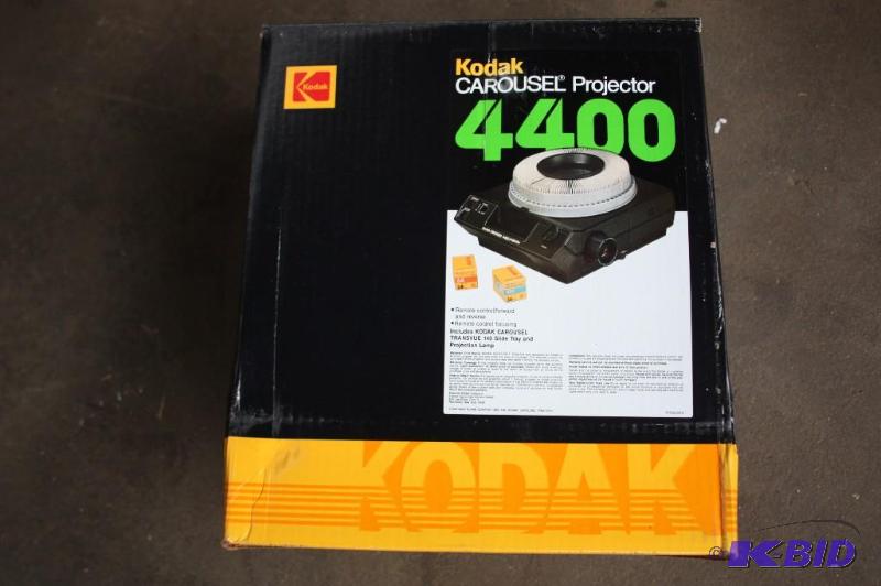 lot 252 image: Kodak Carousel Projector 4400 remote control...