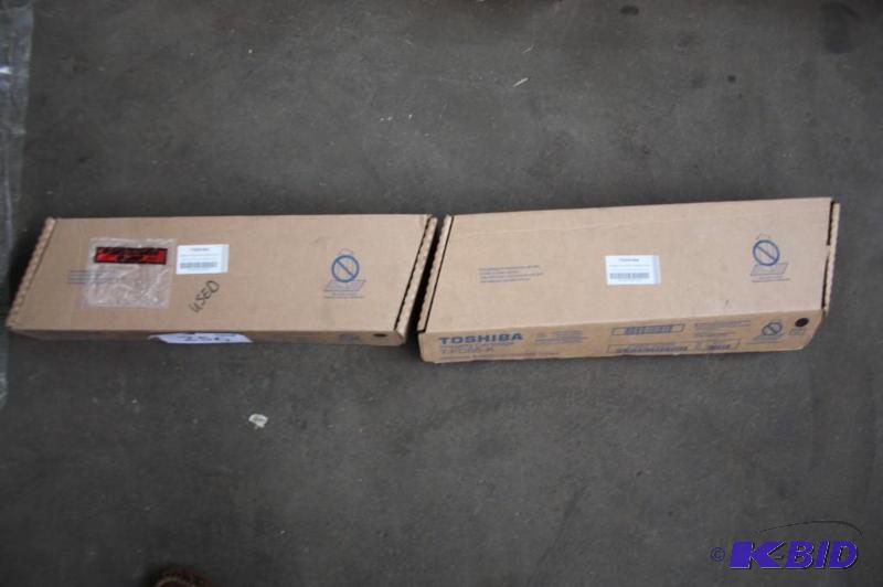 lot 256 image: Box lot of (2) Toshiba toner cartridges P111...