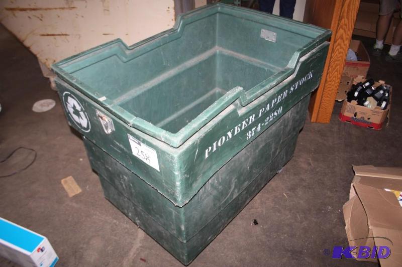 lot 258 image: Plastic recycling tote green. 28&quotx43 1...