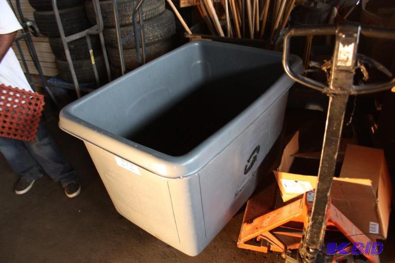 lot 272 image: Rubbermaid 4614 Cube Truck bin 14 cu. ft. Lo...