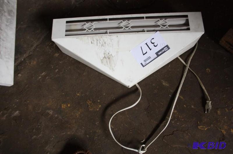 lot 317 image: Presto-X Company 2002GT lamp pest control....