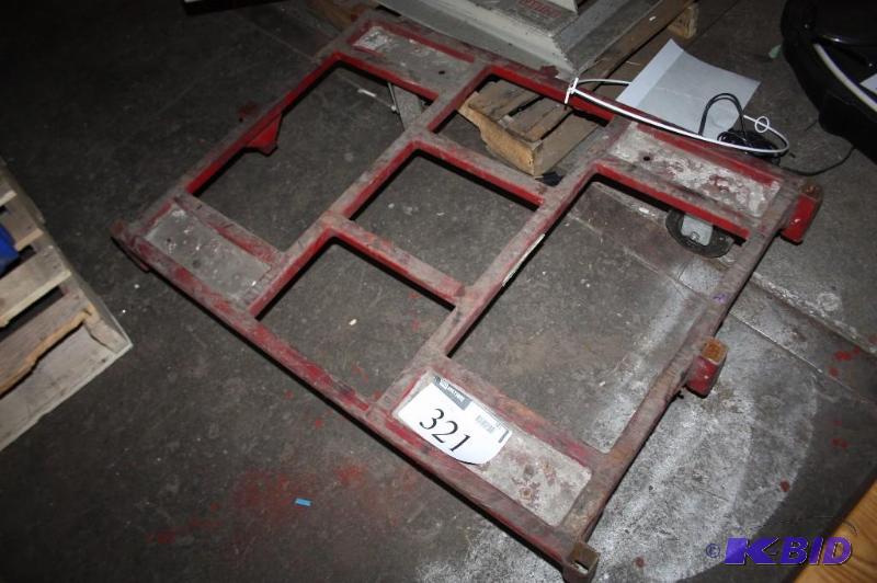 lot 321 image: Metal rolling cartpallet roller (missing han...