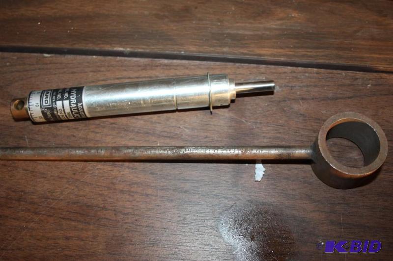 lot 397 image: Lot of (2) items Aro Tools Products Adjustab...