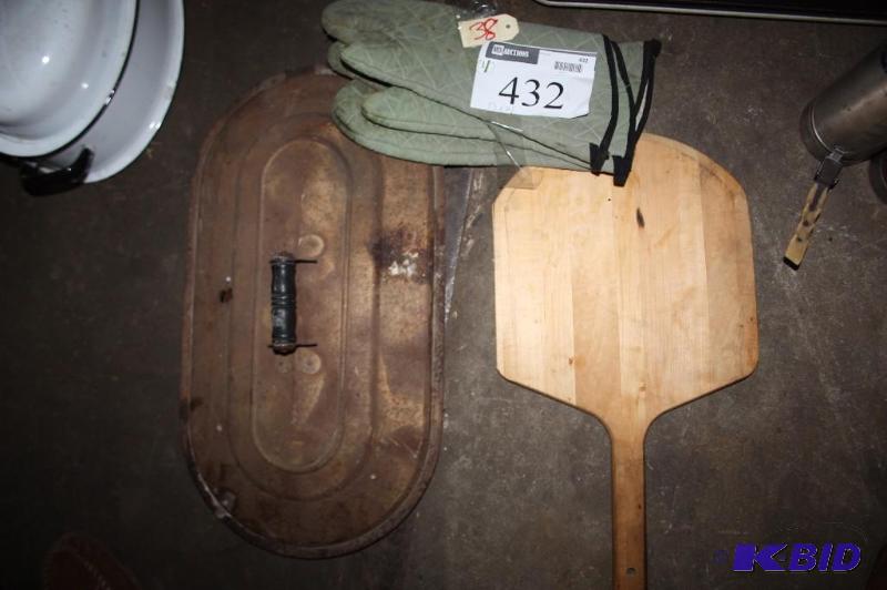 lot 432 image: Lot of (4) items wooden pizza paddle oven m...