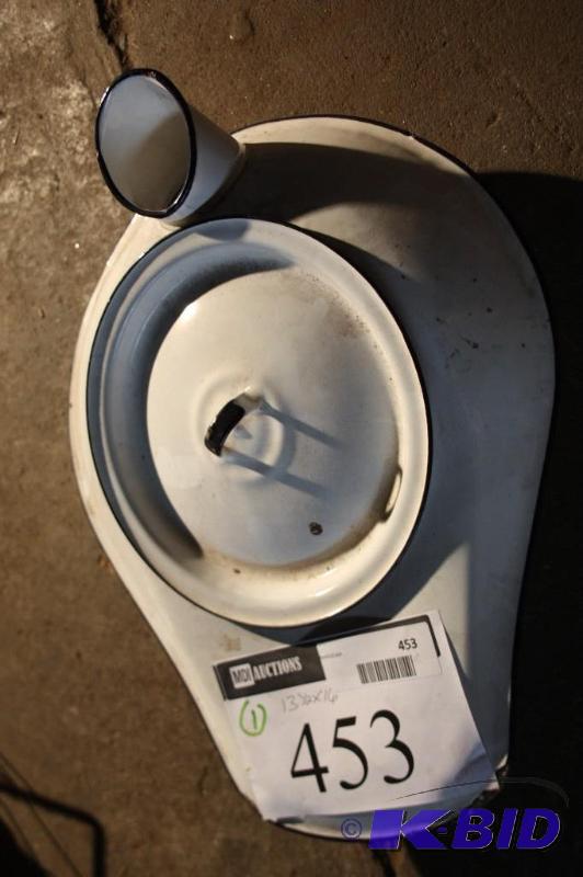 lot 453 image: Vintage White Bed Pan, 13 12" x 16"...