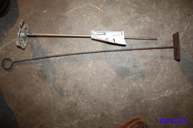lot 454 image: Lot of (2) items metal stand with base and h...