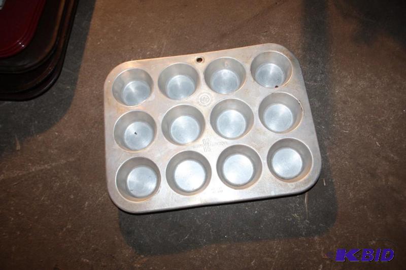 lot 463 image: Lot of (1) muffin baking pan. 10&quotx13&quo...