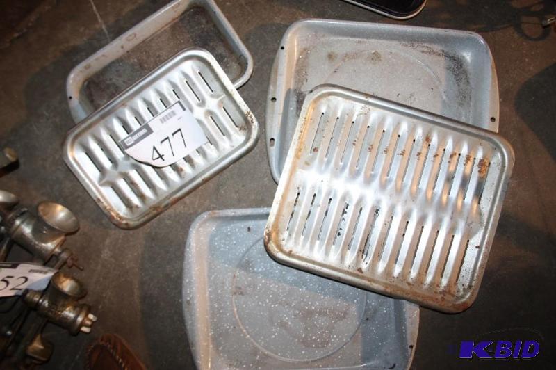 lot 477 image: Lot of (5) broiler pans, one small set and on...