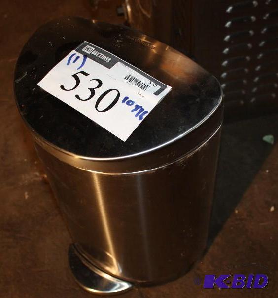 lot 530 image: Metal trash can with plastic insert, lid, and...