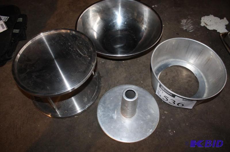 lot 536 image: Lot of (4) items bundt pan mixing bowl sto...
