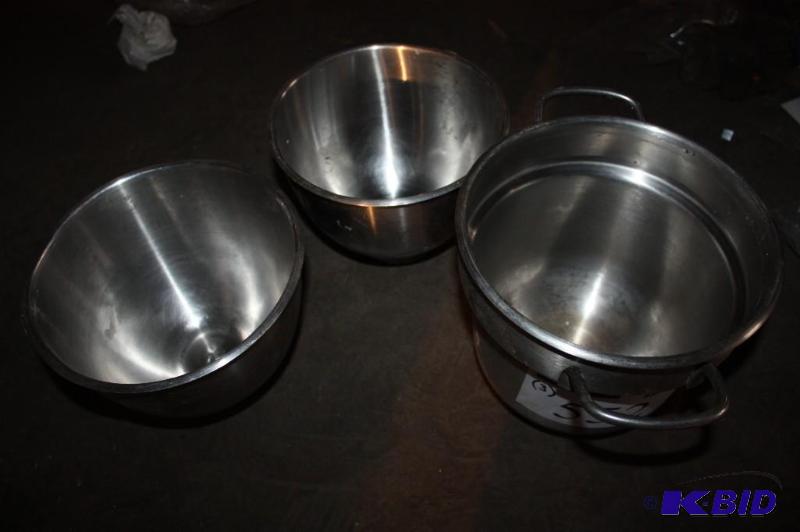 lot 552 image: Lot of (3) items metal hot well container wi...