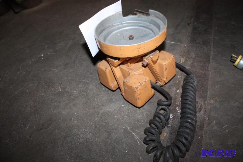 lot 570 image: Parts Feeders Model B-10 Vibratory Feed Bowl...
