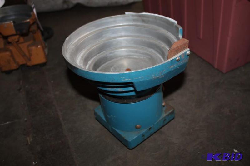 lot 572 image: Metal Parts Feeders feed bowl blue....