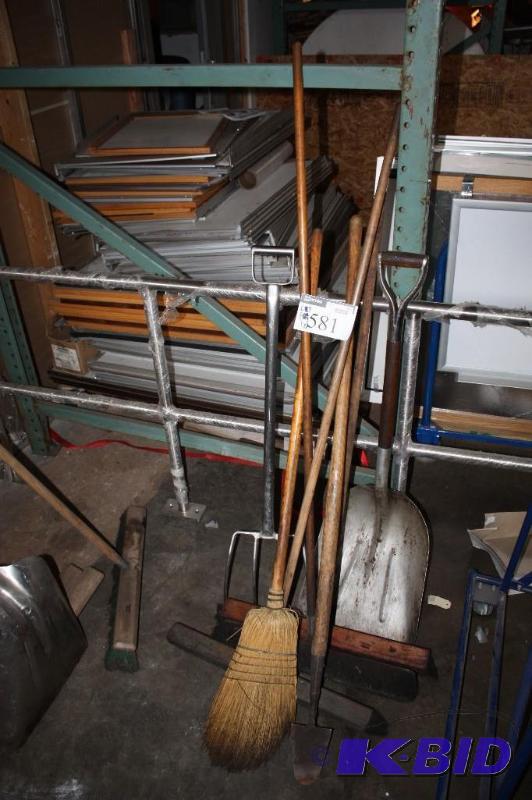 lot 581 image: Lot of (7) items broom push broom shovel ...