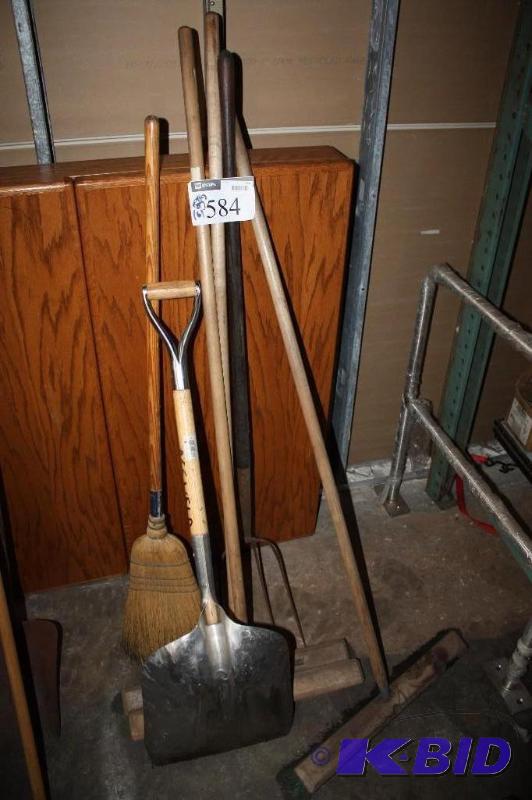 lot 584 image: Lot of (6) items broom push broom shovel ...