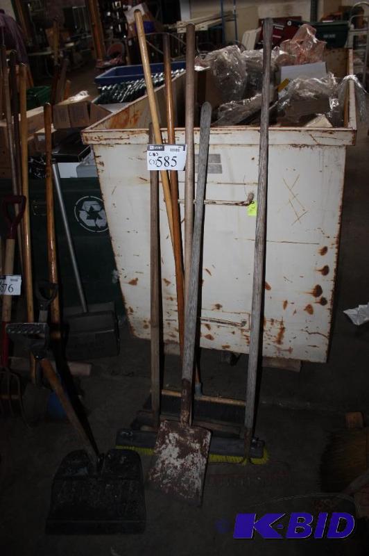 lot 585 image: Lot of (7) items dust pan push broom shove...