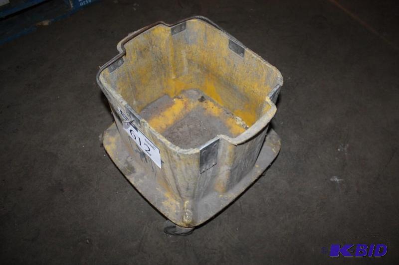 lot 612 image: Mop bucket on wheels gray....