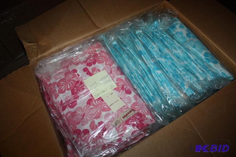 lot 614 image: Box lot of (3) Hawaiian&nbspShirts greenpi...