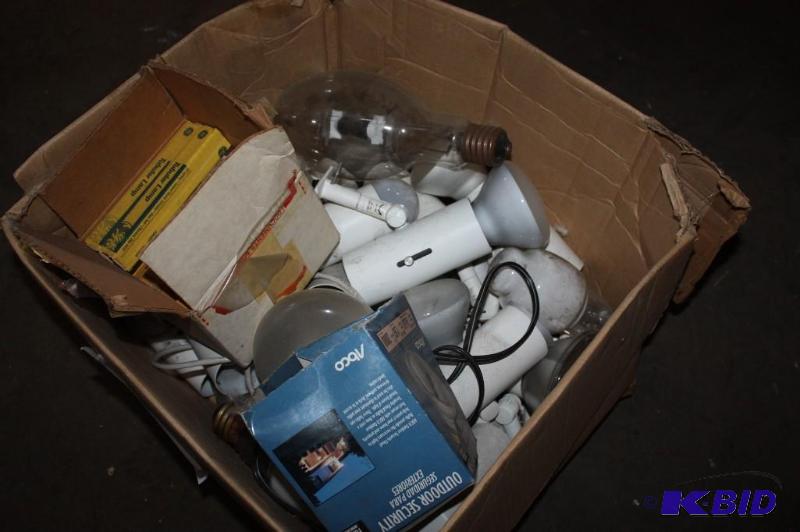 lot 624 image: Box lot of lightbulbs various sizes....