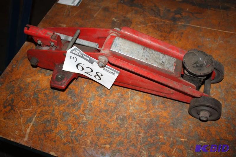 lot 628 image: Car jack without jack pole red....