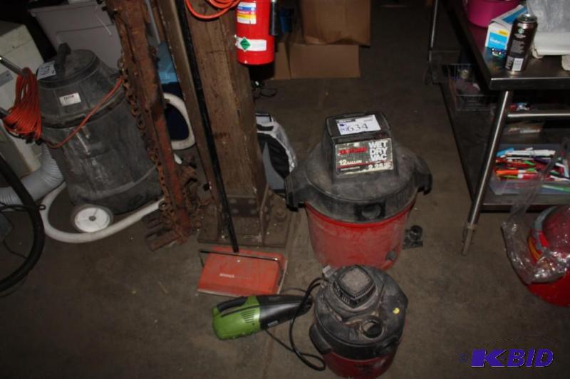 lot 634 image: Lot of (4) items Shark hand-held vacuum Cra...