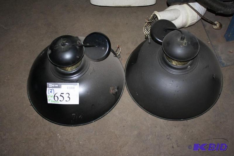 lot 653 image: Lot of (2) metal light fixtures black 10&qu...
