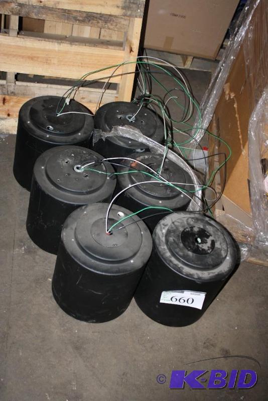 lot 660 image: Lot of (6) Aluminum Can Lights Black 12&quo...