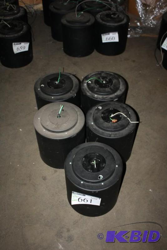 lot 661 image: Lot of (6) Aluminum Can Lights Black 12&quo...