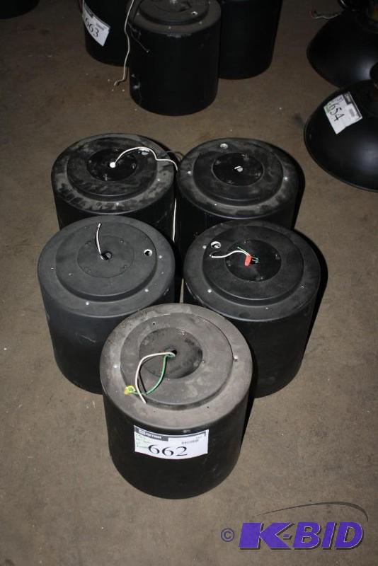 lot 662 image: Lot of (6) Aluminum Can Lights Black 12&quo...