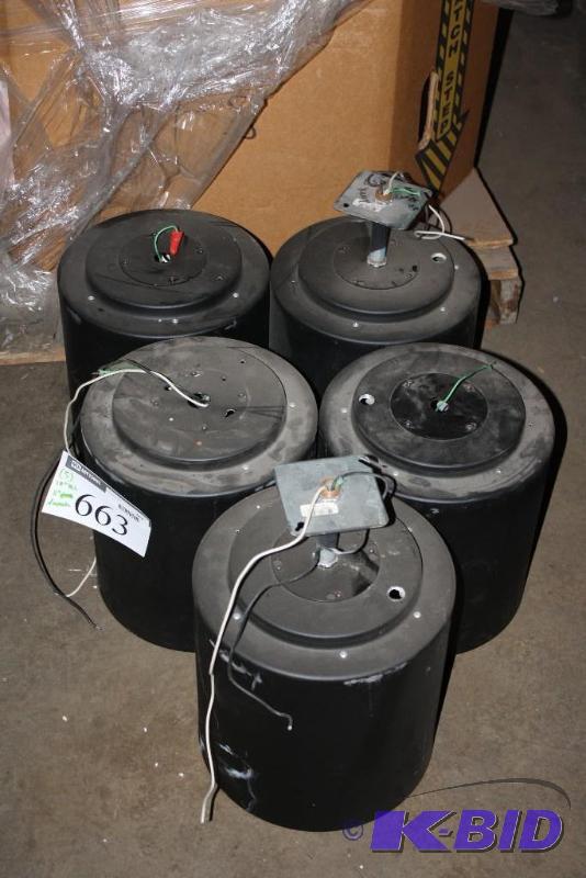 lot 663 image: Lot of (6) Aluminum Can Lights Black 12&quo...